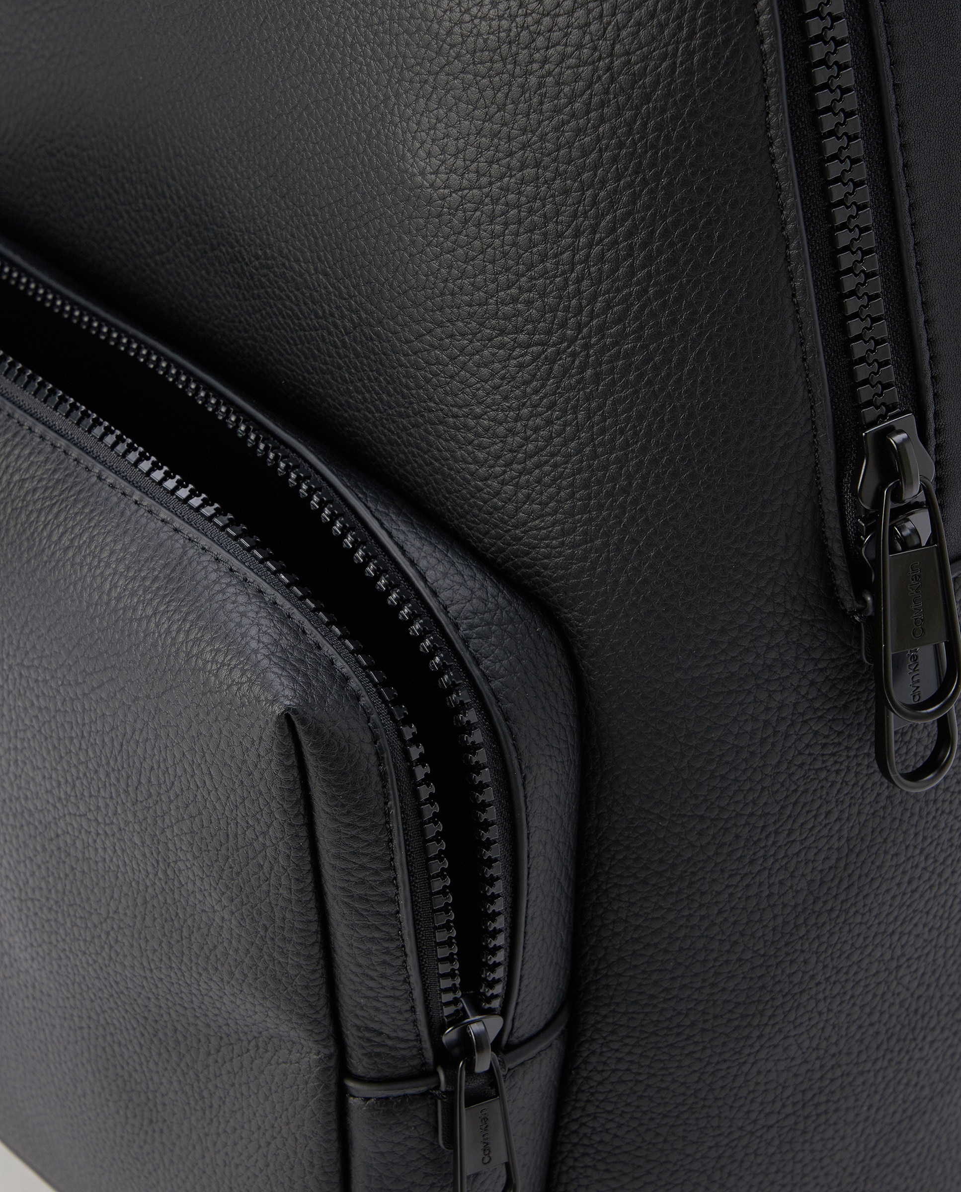 Mochila Lisa com Textura, Alça Ajustável e Logótipo à Frente Preto-3