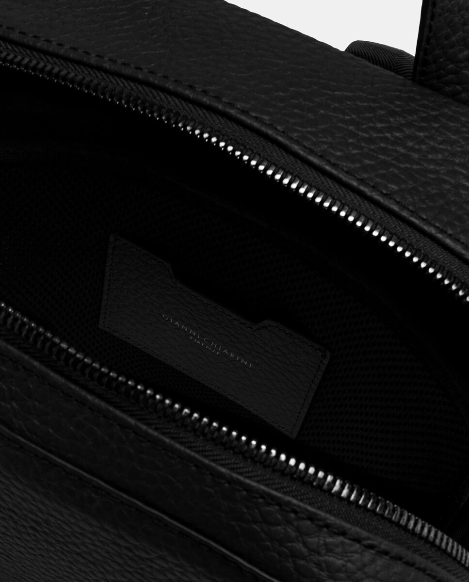 A nova mochila Florence é elegante sem abdicar do espaço. Elaborada em pele de granulado grande. Preto-4