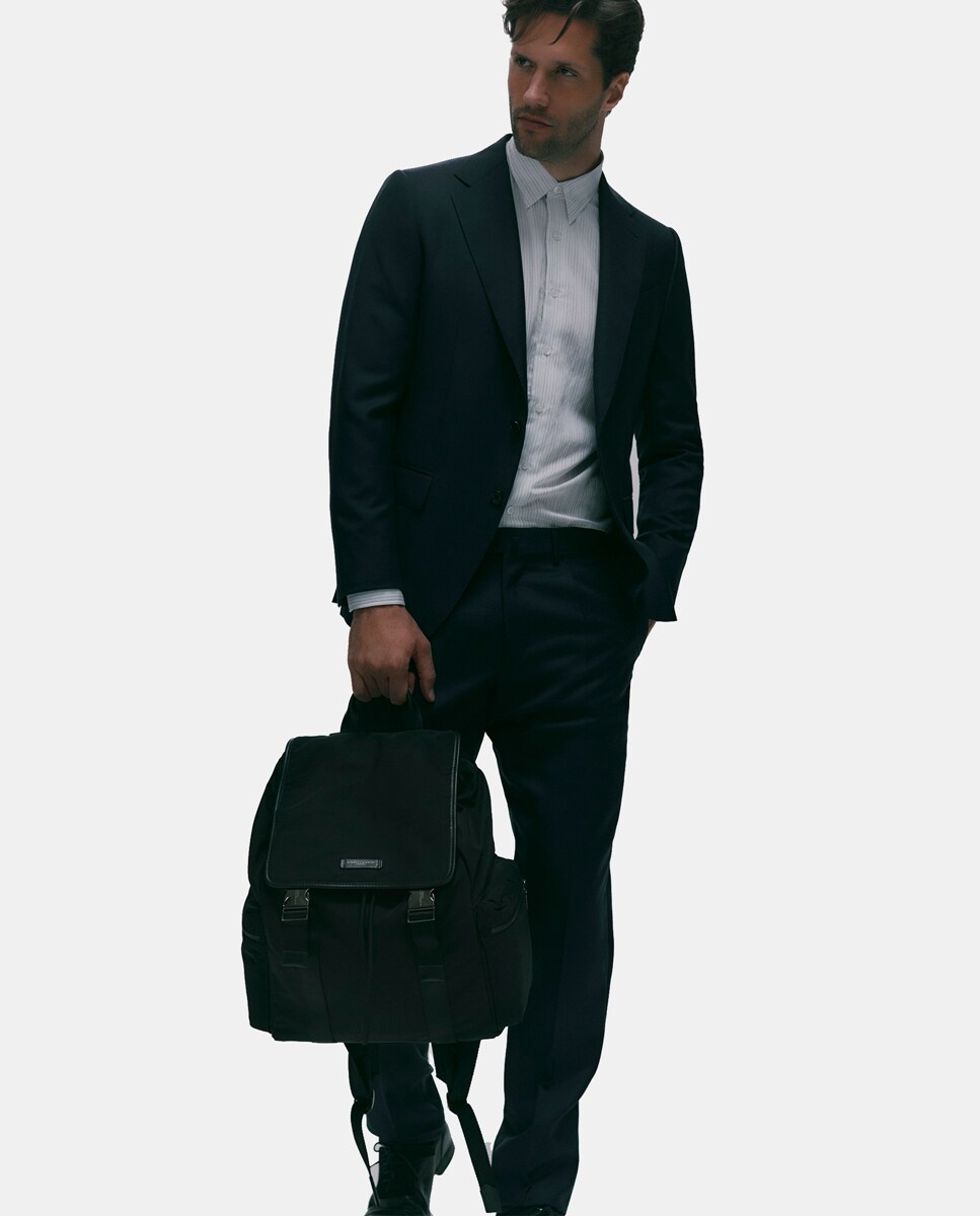 Oslo, a nova mochila casual. Fabricada em nylon com acabamentos em pele a condizer. Preto-2