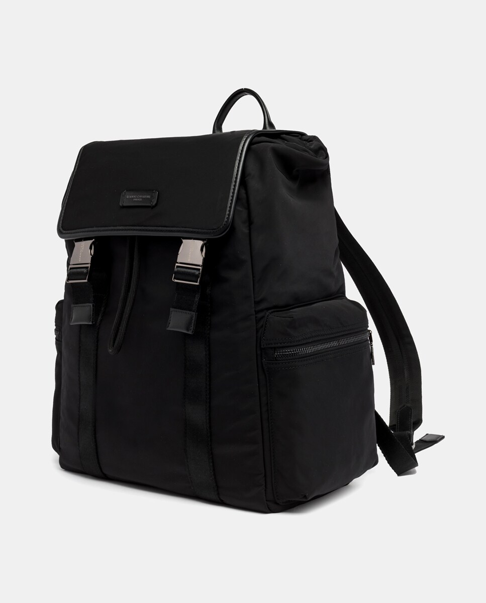 Oslo, a nova mochila casual. Fabricada em nylon com acabamentos em pele a condizer. Preto-3