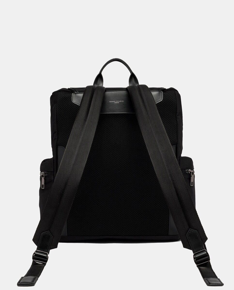 Oslo, a nova mochila casual. Fabricada em nylon com acabamentos em pele a condizer. Preto-4