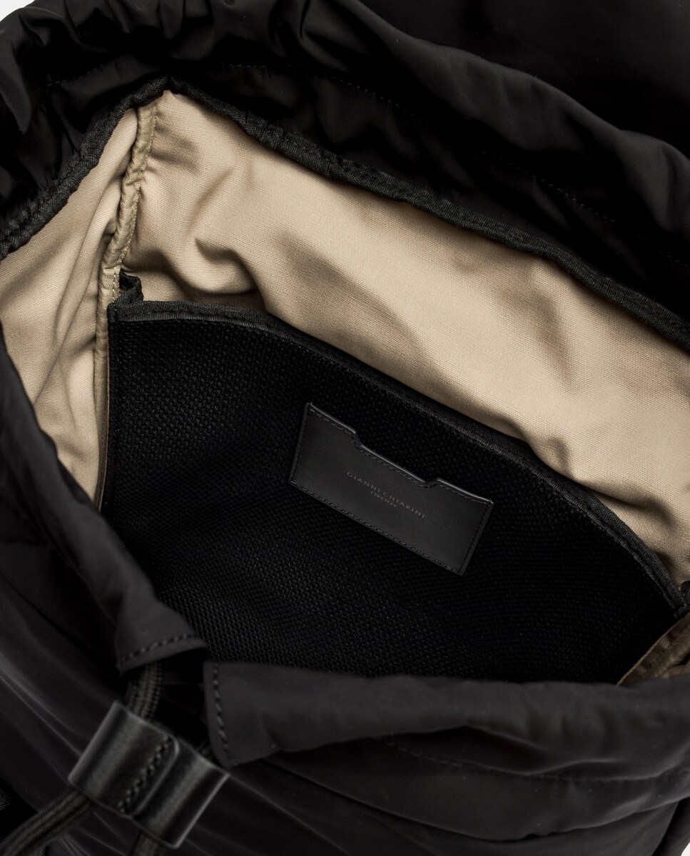 Oslo, a nova mochila casual. Fabricada em nylon com acabamentos em pele a condizer. Preto-5