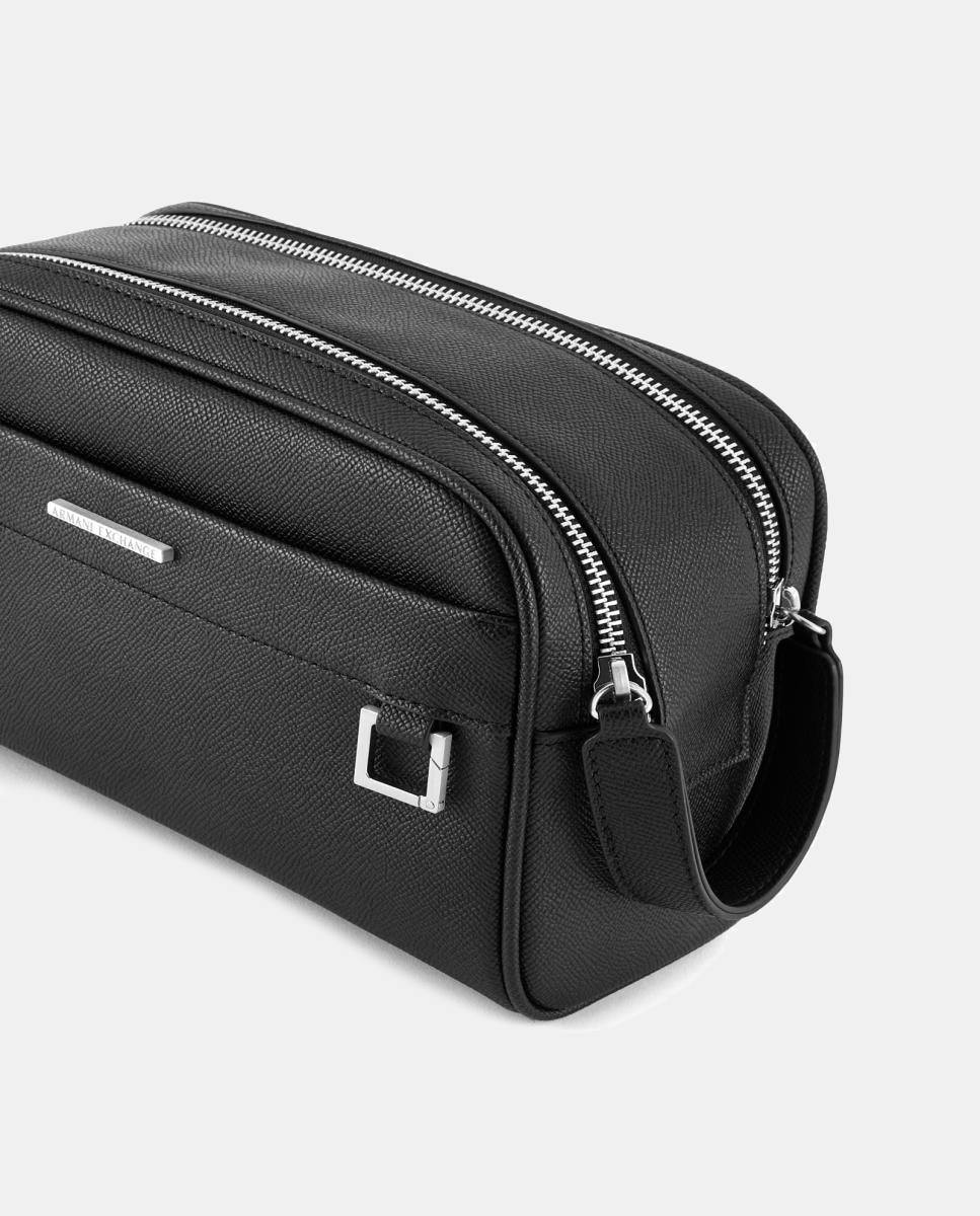 Nécessaire com Alça, Bolso Duplo e Logótipo em Placa Preto-3