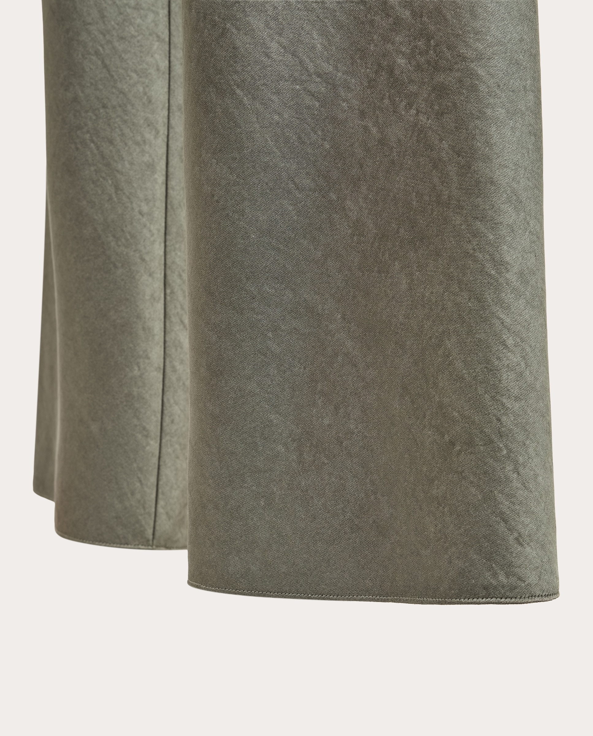 Calças Fluidas Acetinadas com Corte em Viés - Verde Azeitona Verde-4