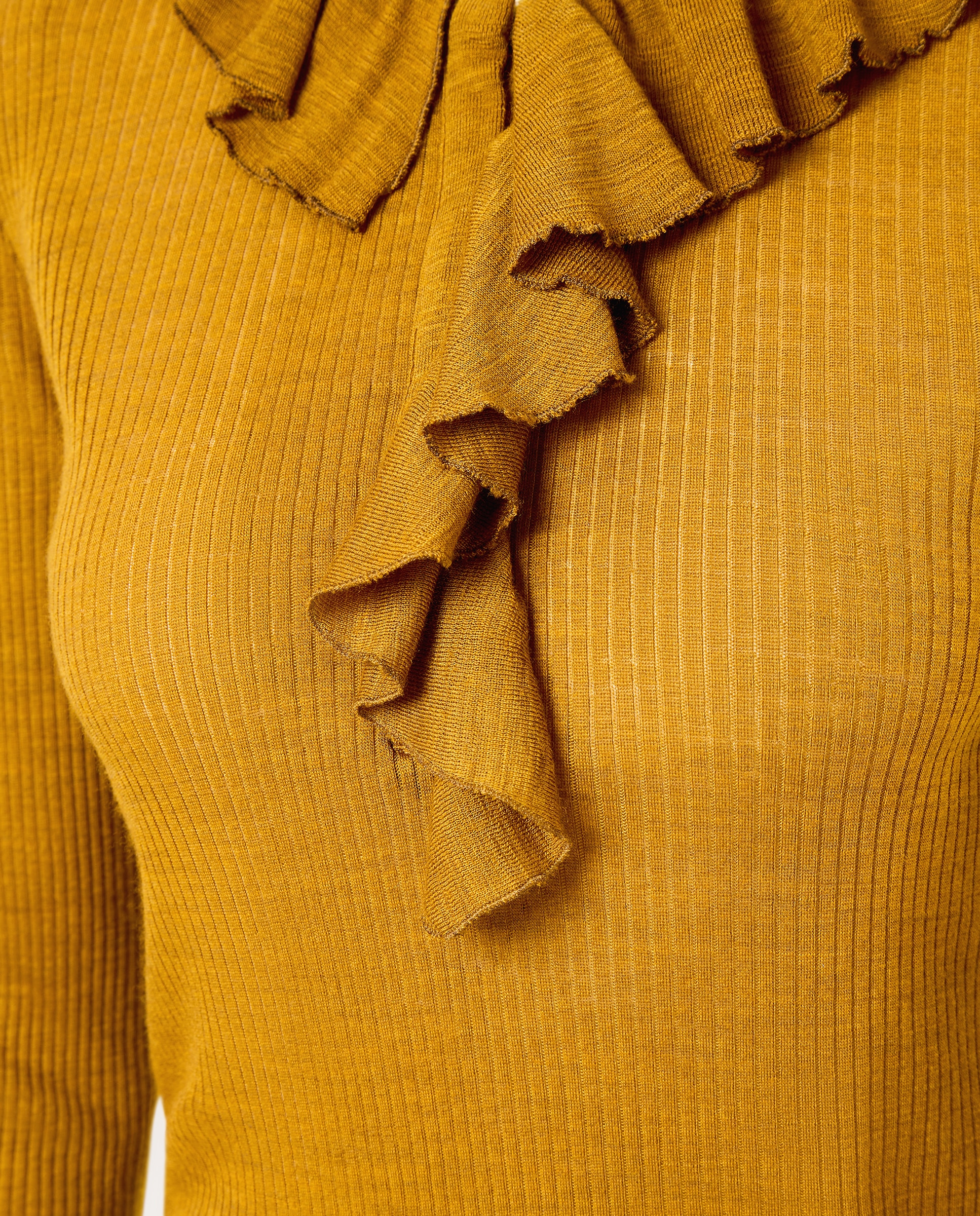 Imagen 3 de Jersey de cuello henley con canalé fino y volante - Oro Oro