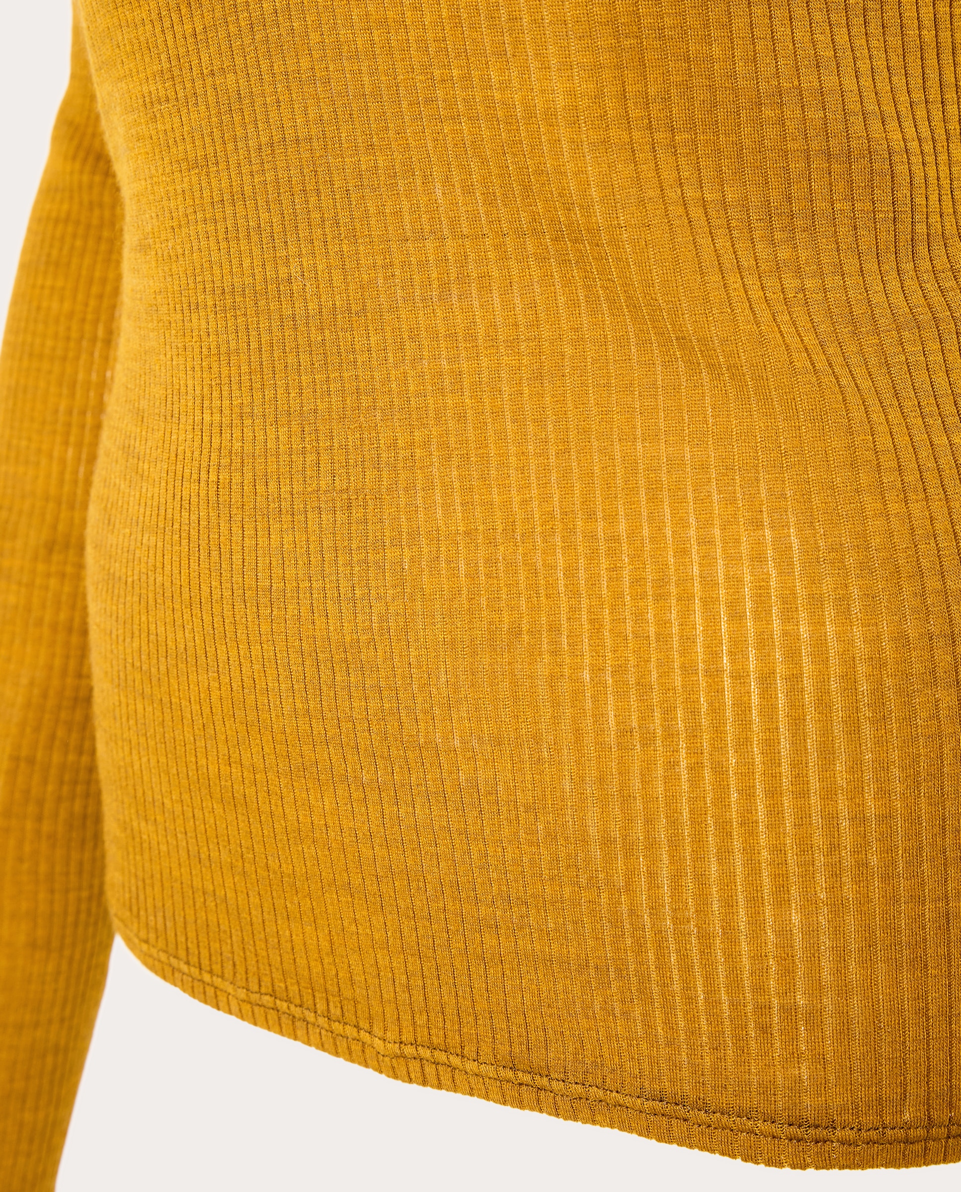 Imagen 4 de Jersey de cuello henley con canalé fino y volante - Oro Oro