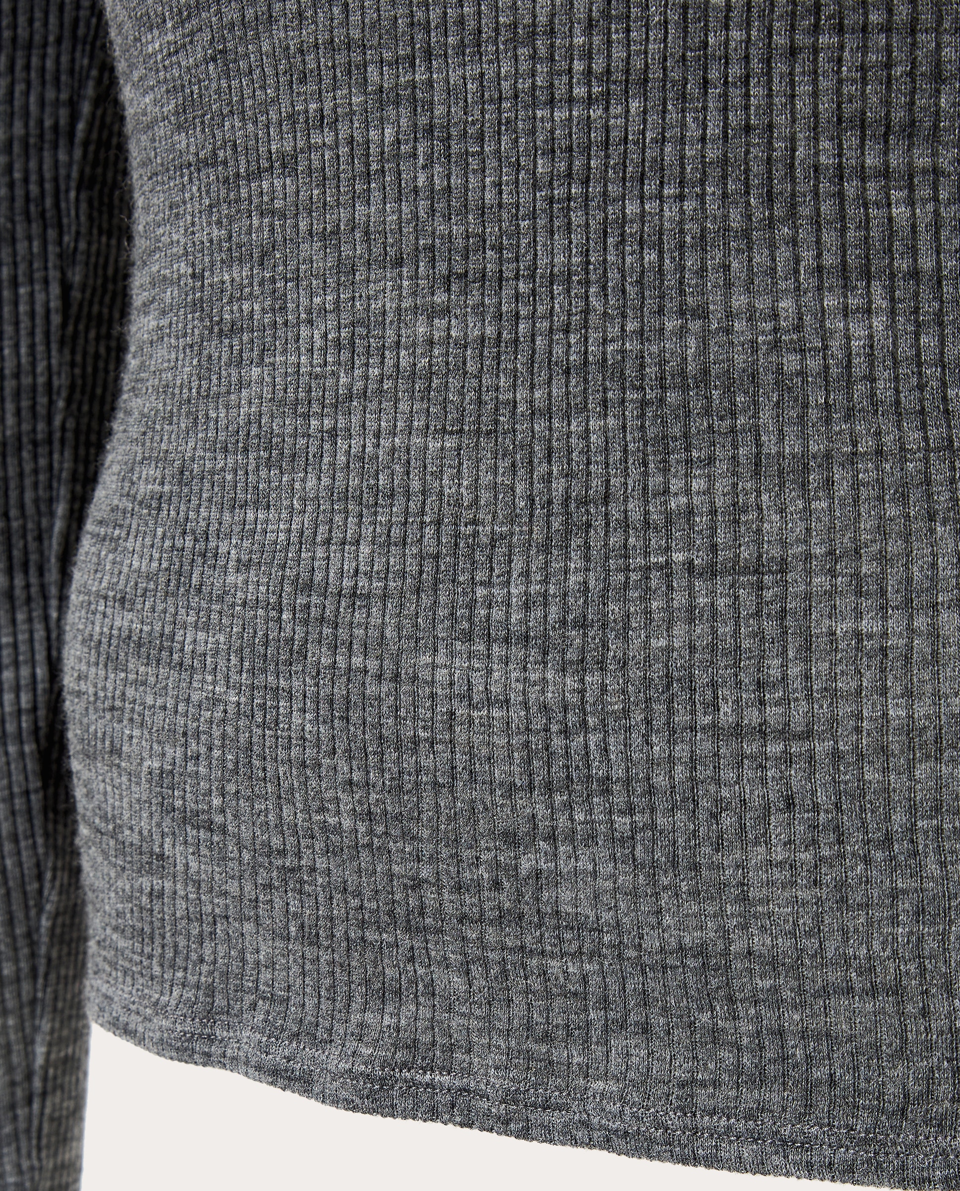 Imagen 4 de Jersey de cuello henley con canalé fino y volante - Gris Gris