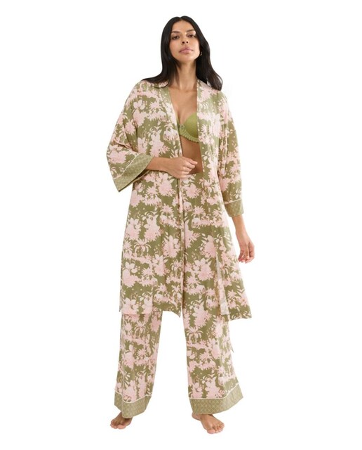 Bata sensual con hombros caídos confeccionada en TENCEL™ Modal.