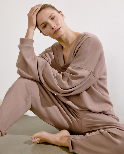 Suderera con escote en V profundo color beige.