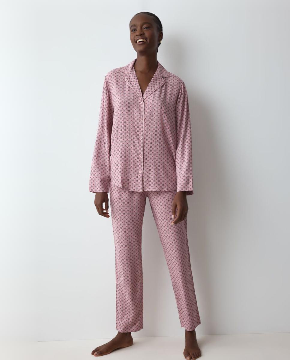 Imagem 0 de Pijama Completo de Top Abotoado e Calças com Bolsos e Cintura Elástica, Confecionado em Tecido Suave e Transpirável de Viscose Ecovero.