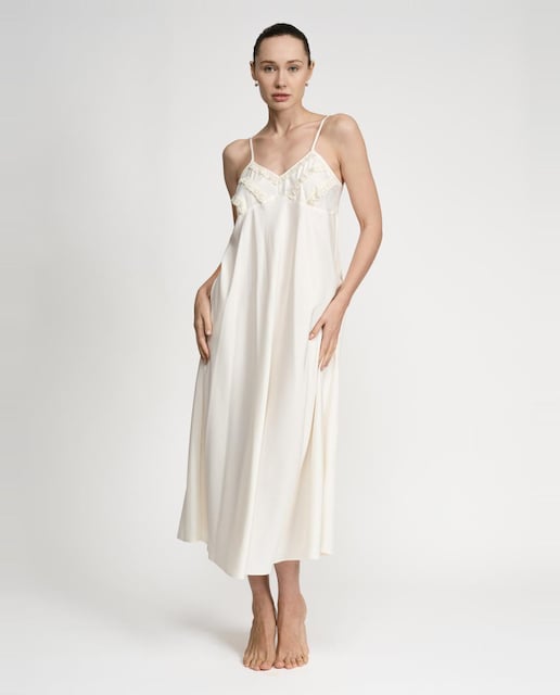 Imagem 0 de Robe Comprido de Cetim Mate com Rendas