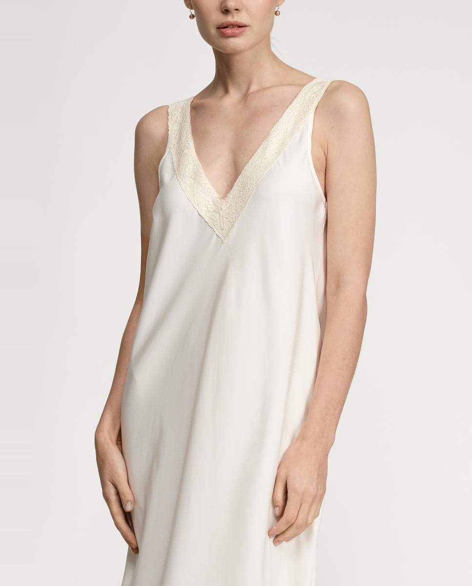 Camisa de Dormir de Cetim com Decote em Bico e Renda Natural-3