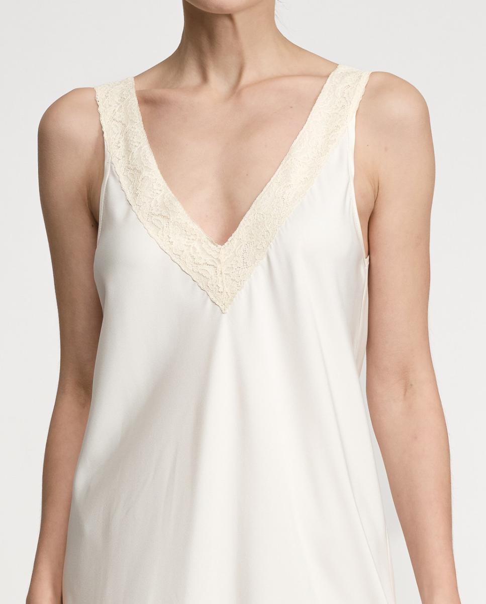 Camisa de Dormir de Cetim com Decote em Bico e Renda Natural-5