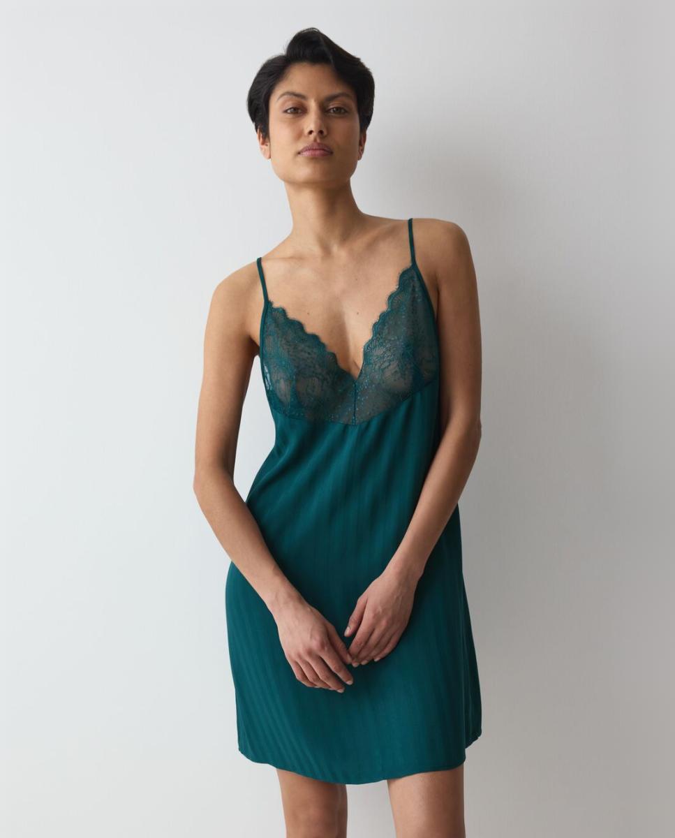 Imagen 0 de Camisón de tirantes con escote de pico de tejido jacquard. Verde