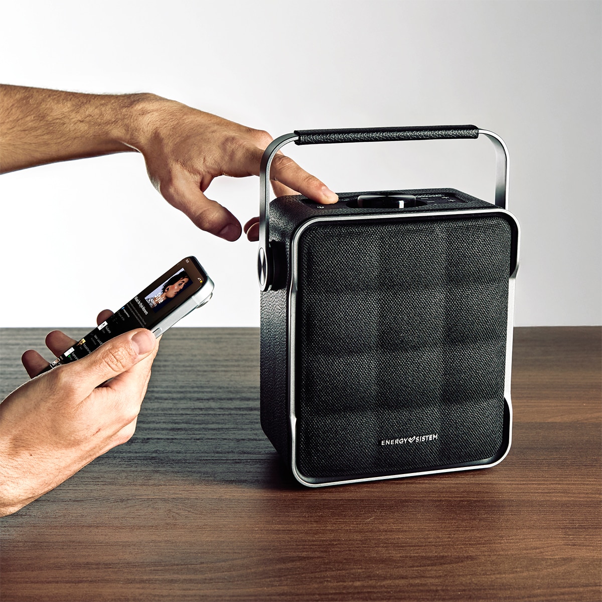 Altavoz portátil Energy Sistem Classy Essence, 70W, Bluetooth 5.4, True Wireless Stereo, Extra Bass, batería de 8h, diseño premium y asa integrada Negro-7