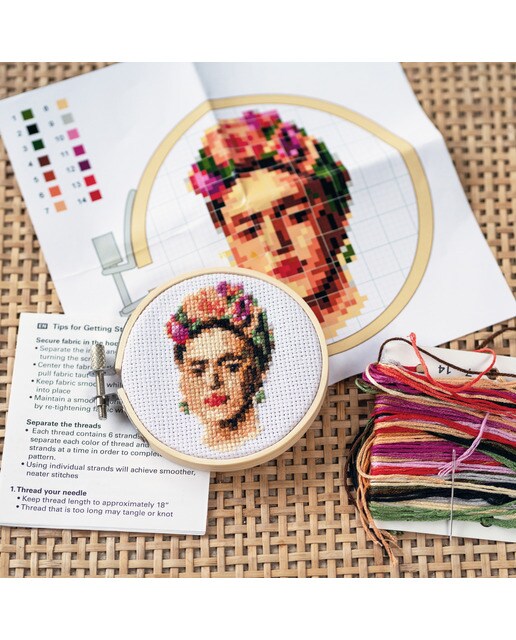 Mini ponto de cruz Frida Kahlo de Kikkerland 2