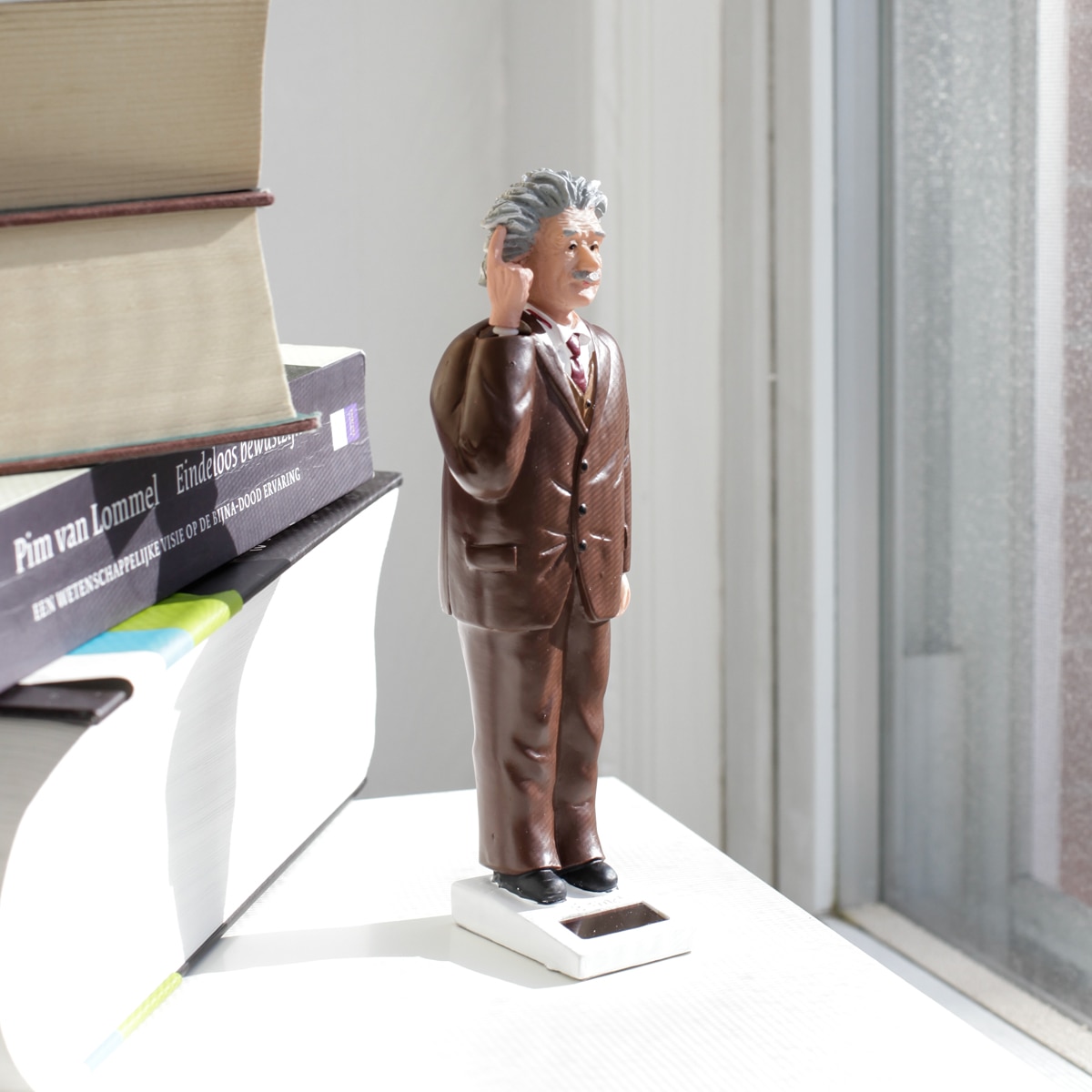 Boneco do Einstein com movimento por Energia Solar 2