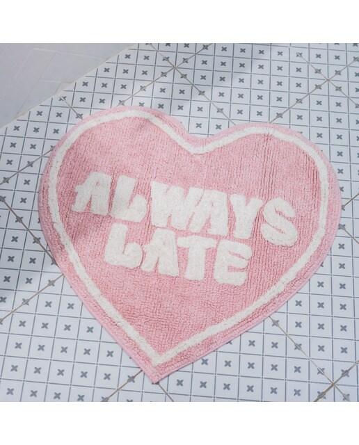Tapete de banho Flamingueo em forma de coração rosa "Always Late". 4