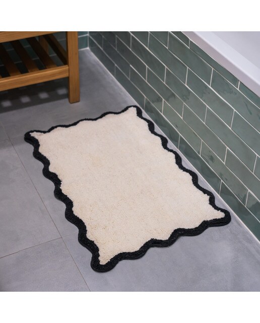 Alfombra de baño Flamingueo blanca y negra con borde ondulado 2