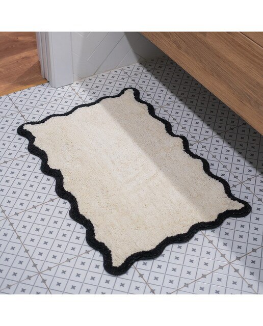 Alfombra de baño Flamingueo blanca y negra con borde ondulado 3