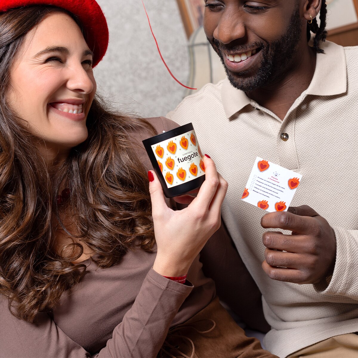 Vela UO Contigo fuegote aromatizada para regalar tiempo en pareja 4