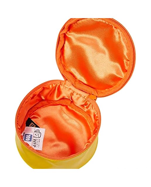 Estuche portatodo divertido YUP! En piel vegana redondo con cierre imantado, interno satinado naranja y detalles bordados 4