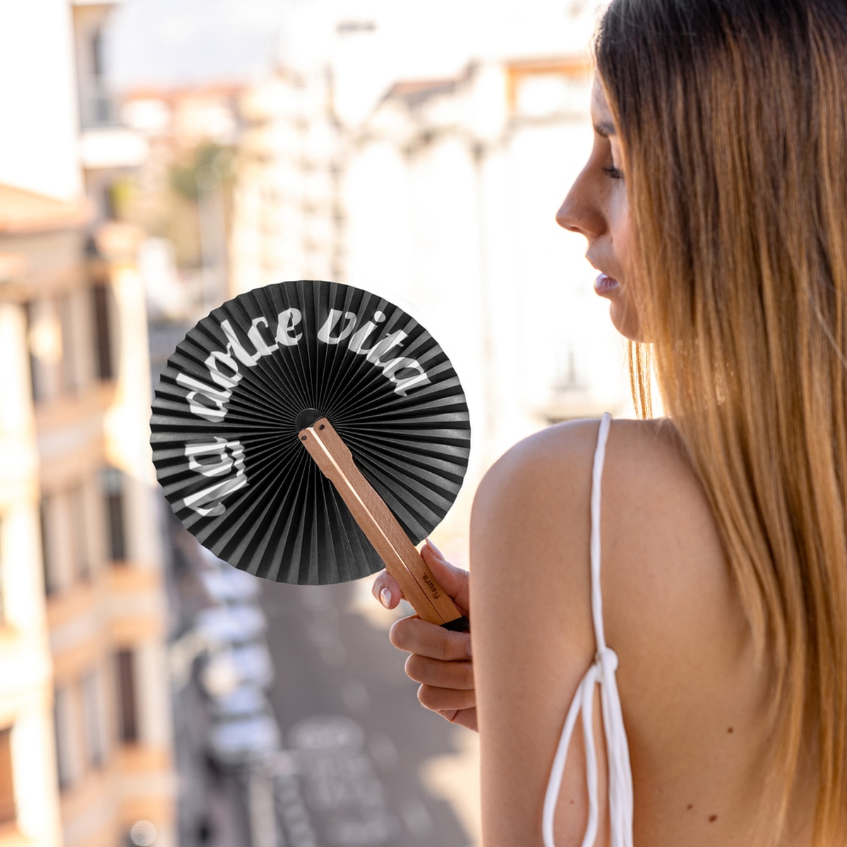 Abanico plegable de papel negro con frase dolce vita 2