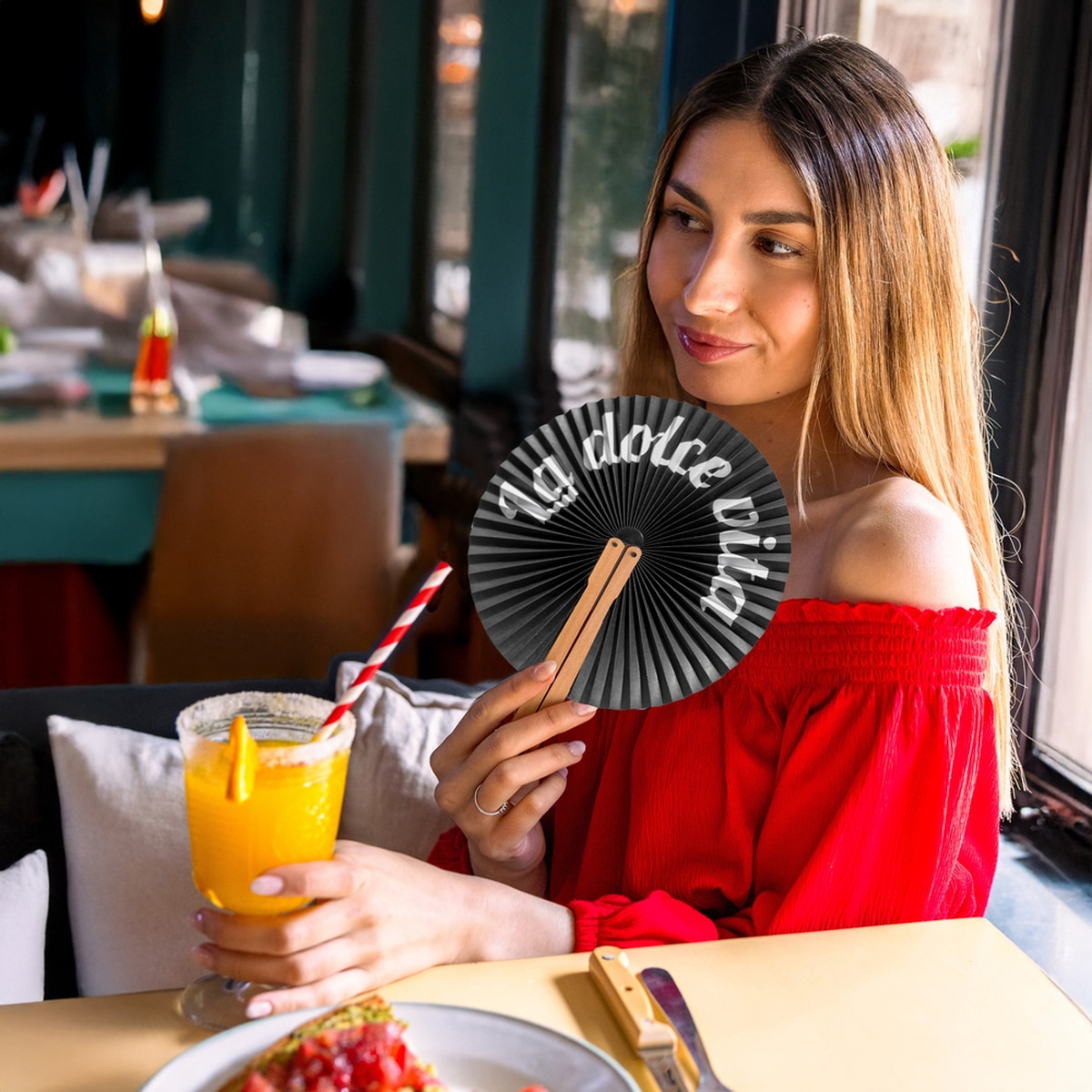 Abanico plegable de papel negro con frase dolce vita 3