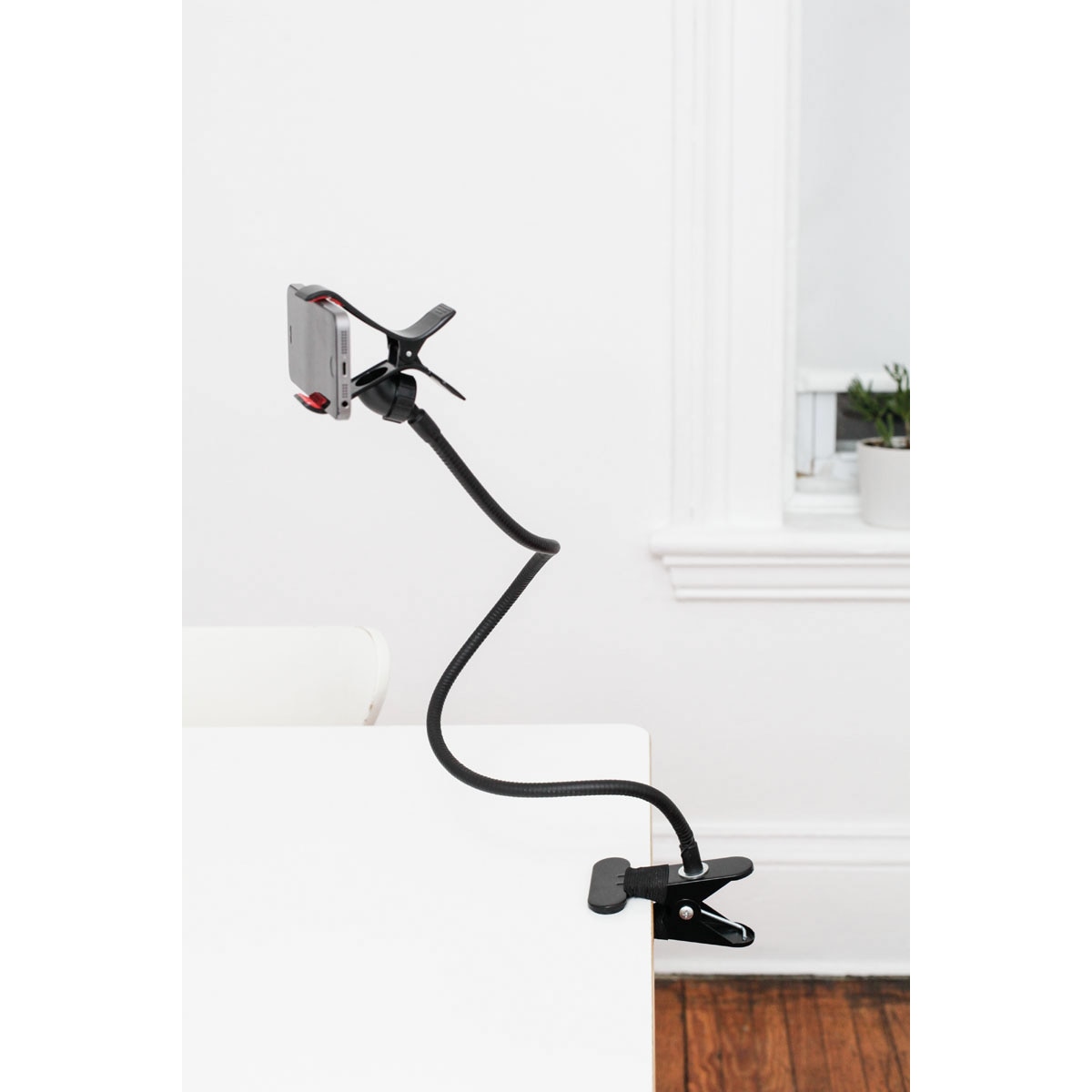 Suporte para telemóvel Kikkerland flexível com mola 3