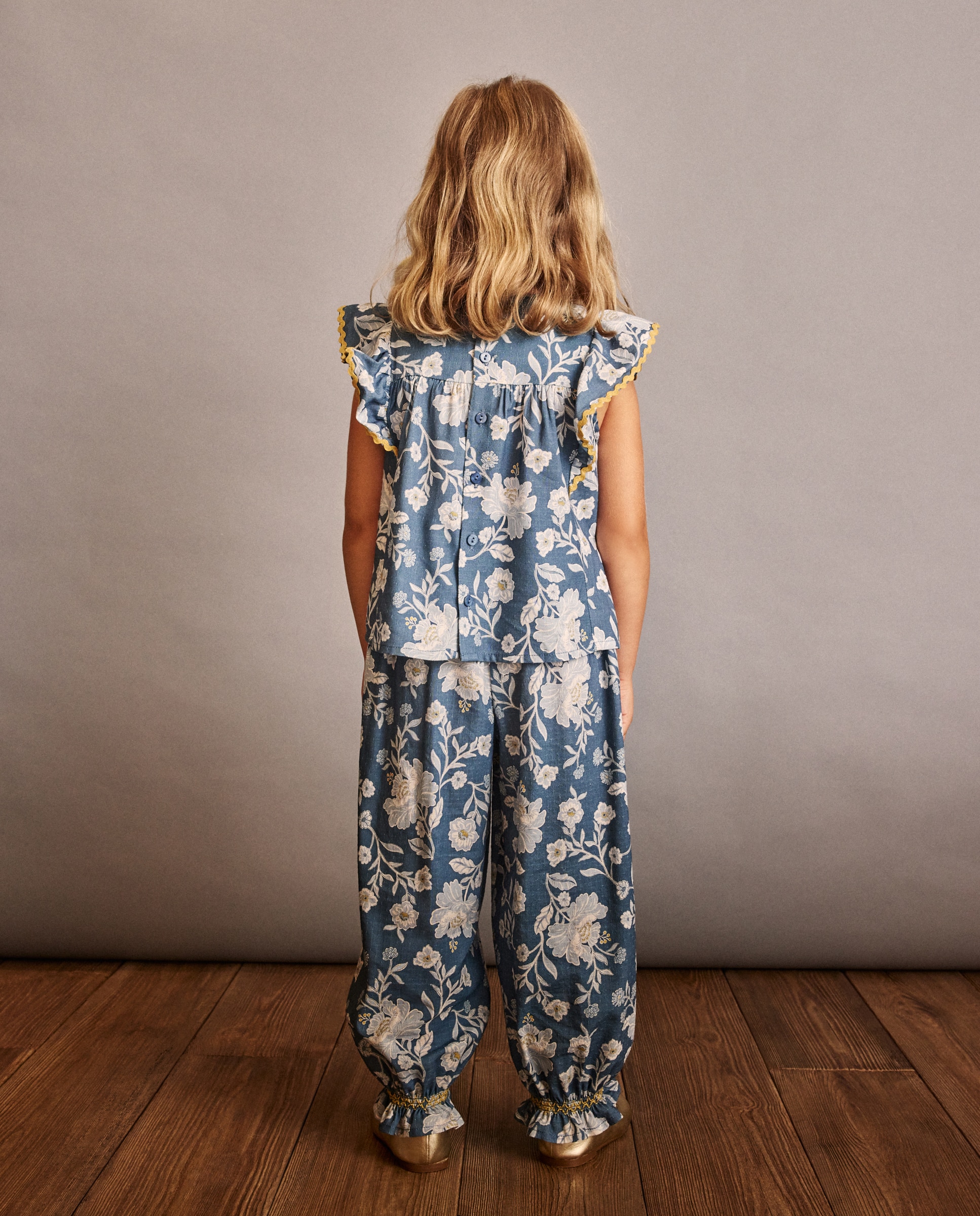 Blusa de Manga Curta com Gola com Fita Ondulada e All Over Print Floral Azul-3