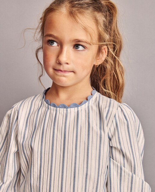 Imagem 0 de Blusa Cropped de Manga Comprida com Risca e Fantasia de Fio Metalizado