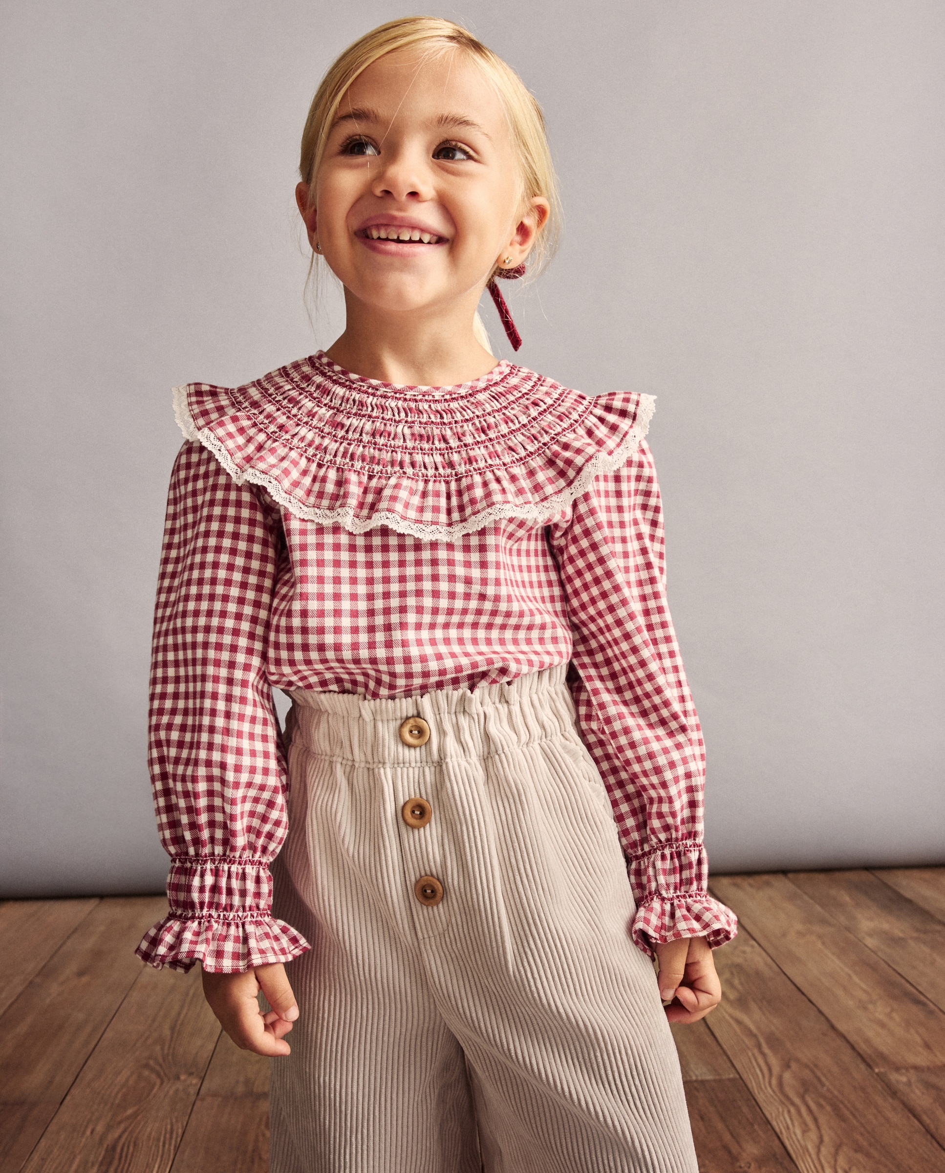 Imagem 0 de Blusa Vichy de Manga Comprida com Gola Grande e Smock à Máquina