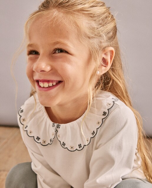 Imagen 0 de Camiseta detalle cuello bordado de niña