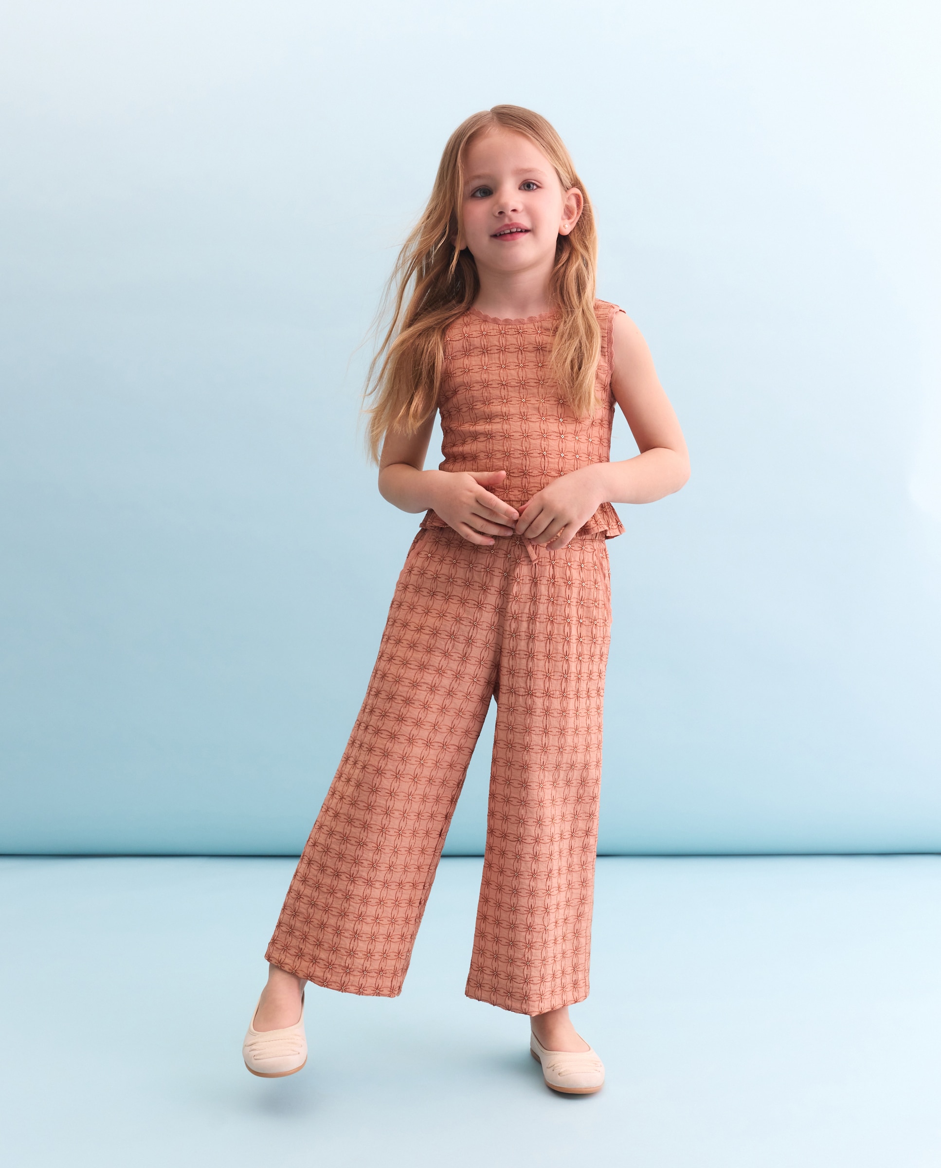 Imagem 0 de Calças com Prega Bordada