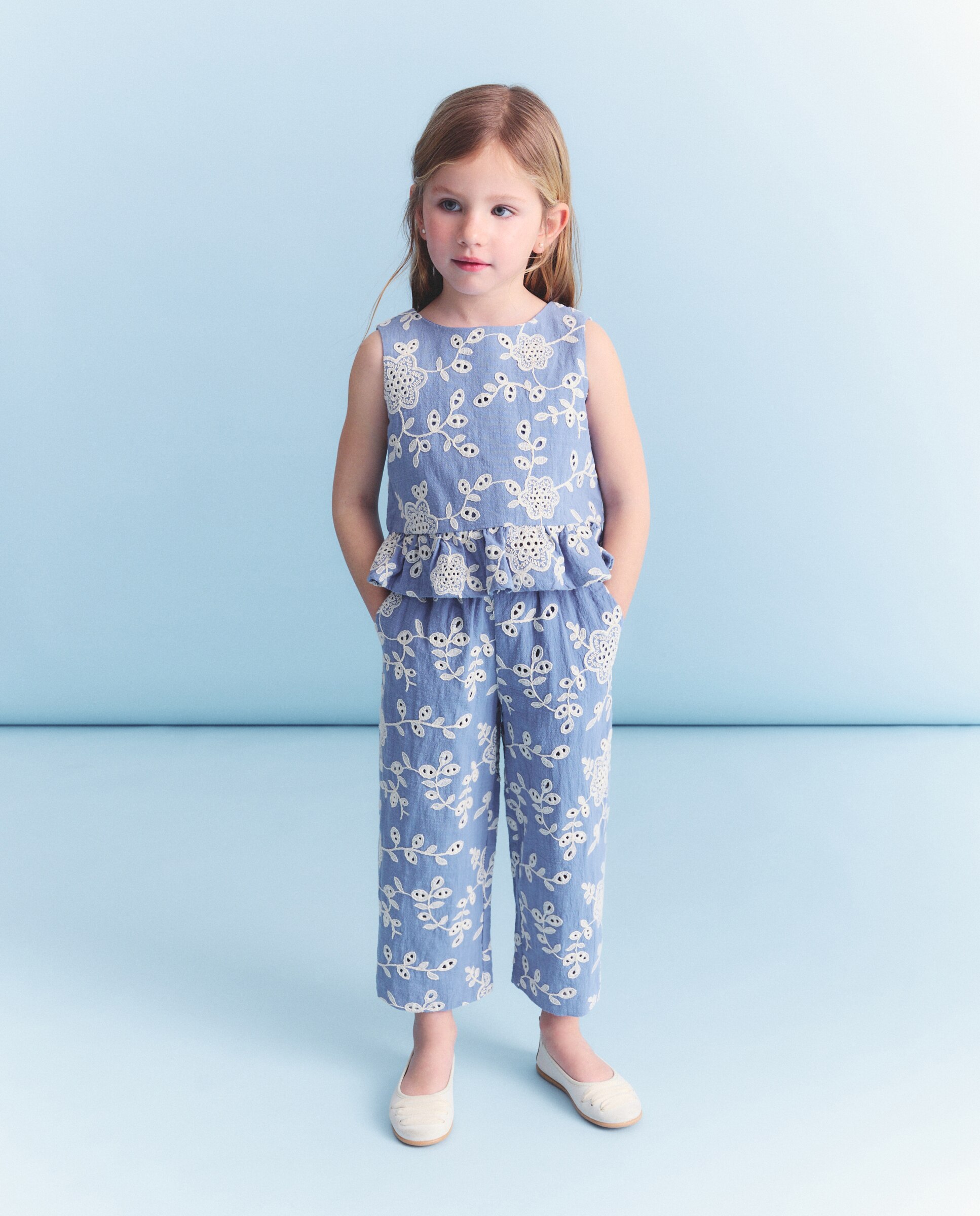 Imagen 0 de Pantalón bordado con relieve de niña Ceruelo