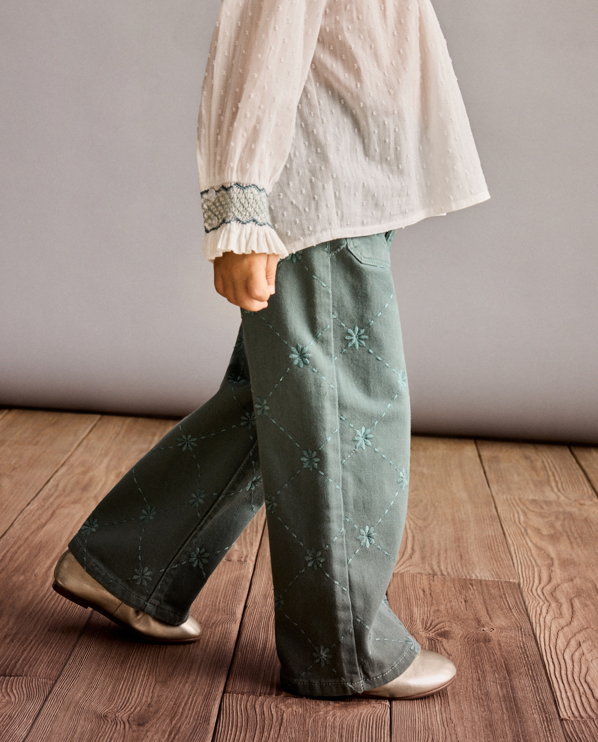 Pantalón de niña vaquero con bordado suizo - Coconut El Corte Inglés - Verde billar Verde billar-2