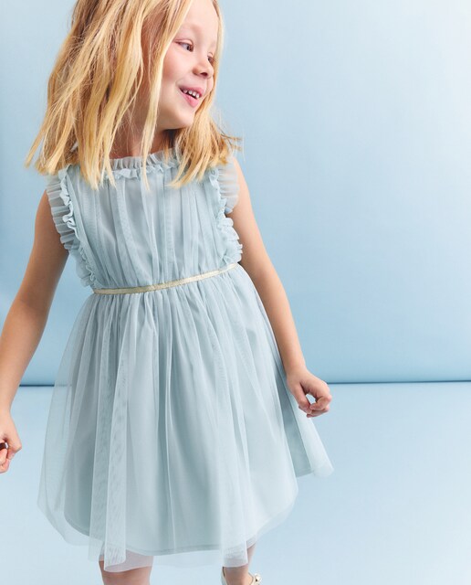 Vestido de tul liso con volantes de niña
