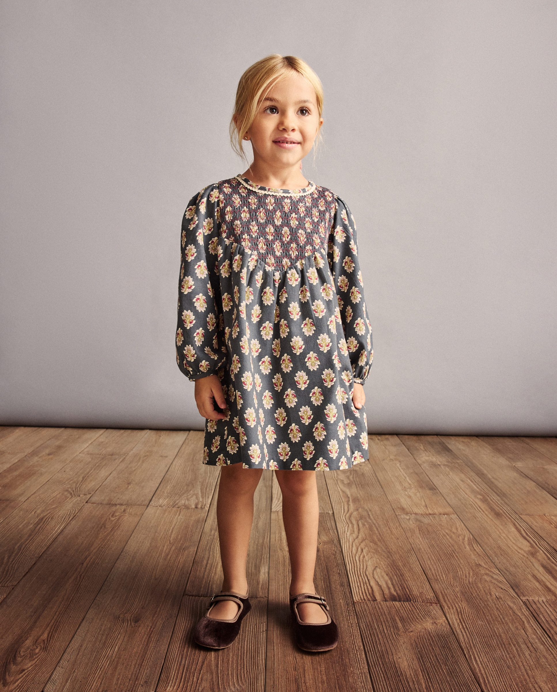 Vestido de Algodão de Manga Comprida com Smock à Máquina e All Over Print Floral Preto-2