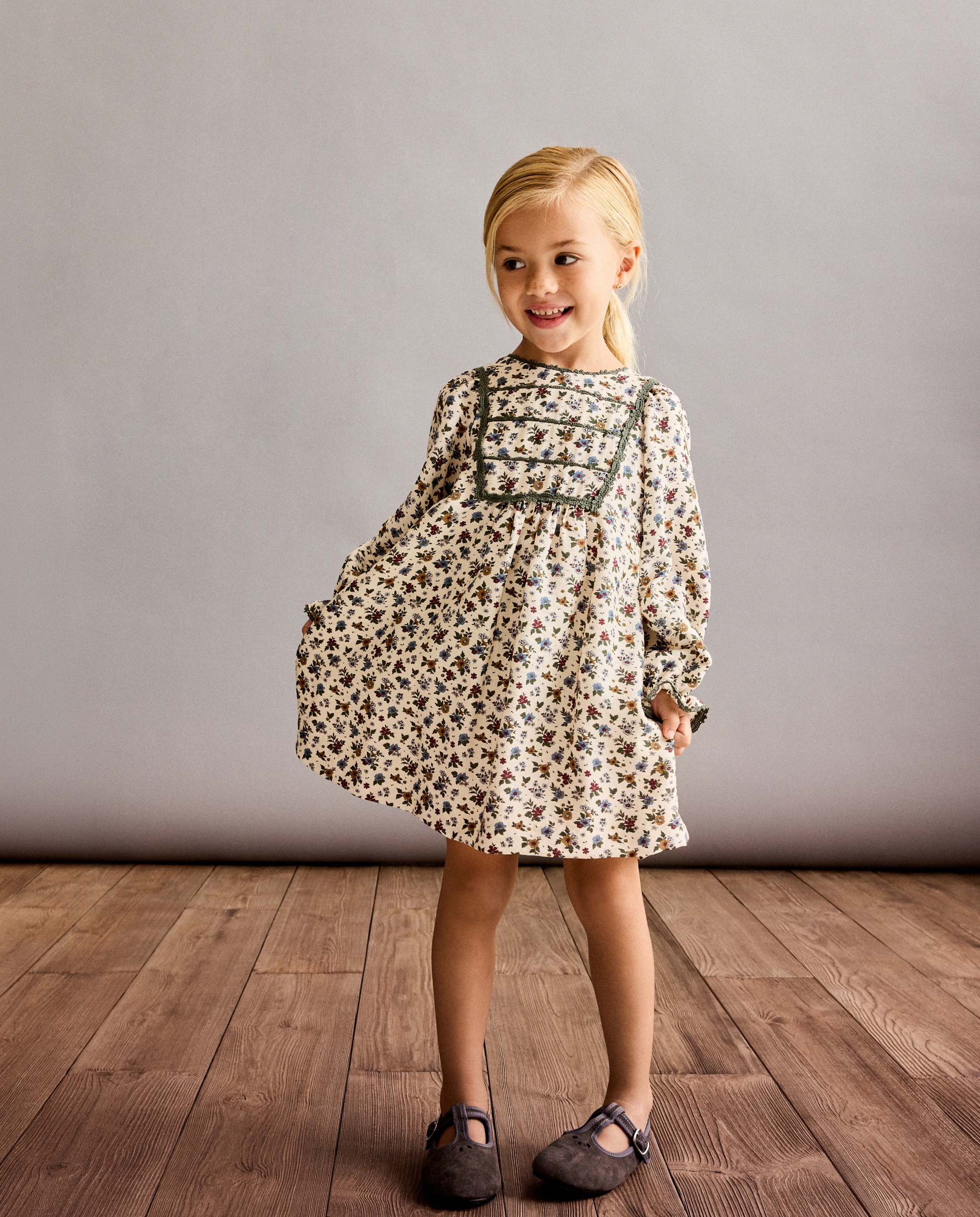 Vestido de Crepe com Manga Comprida com Elásticos e All Over Print Floral Branco-2