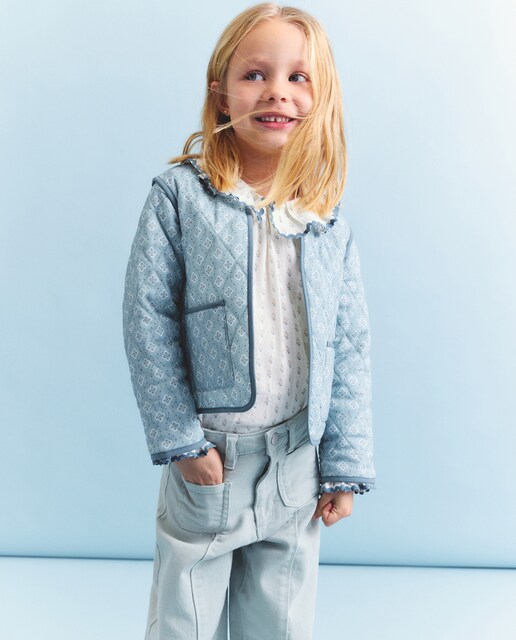 Imagen 0 de Chaqueta acolchada ligera con detalles viveados de niña