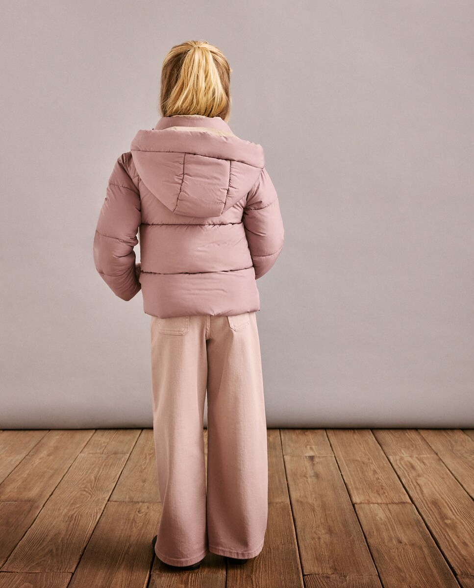 Abrigo plumífero ligero con detalles metalizados de niña · Coconut