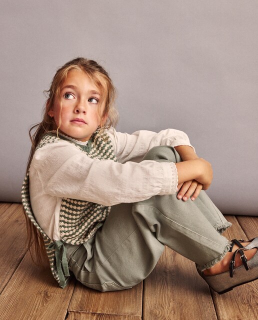 Imagen 0 de Chaleco bicolor de tricot cerrado con fantasía de niña