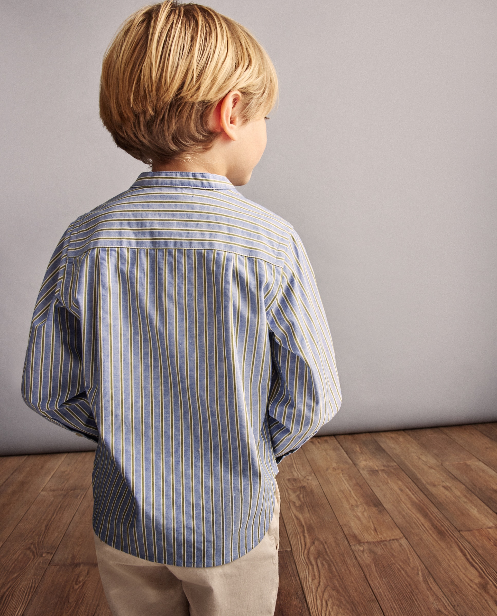 Camisa às Riscas com Manga Comprida e Gola à Padre Azul-4