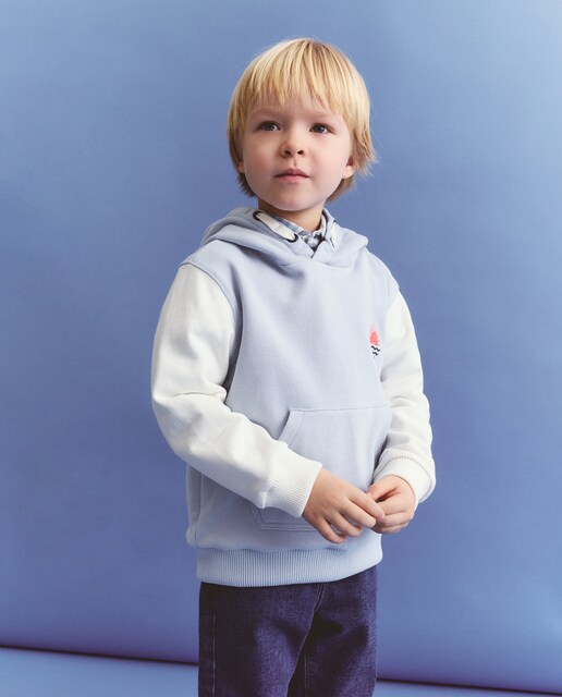 Sudadera de niño con capucha waffle y cortes bicolor