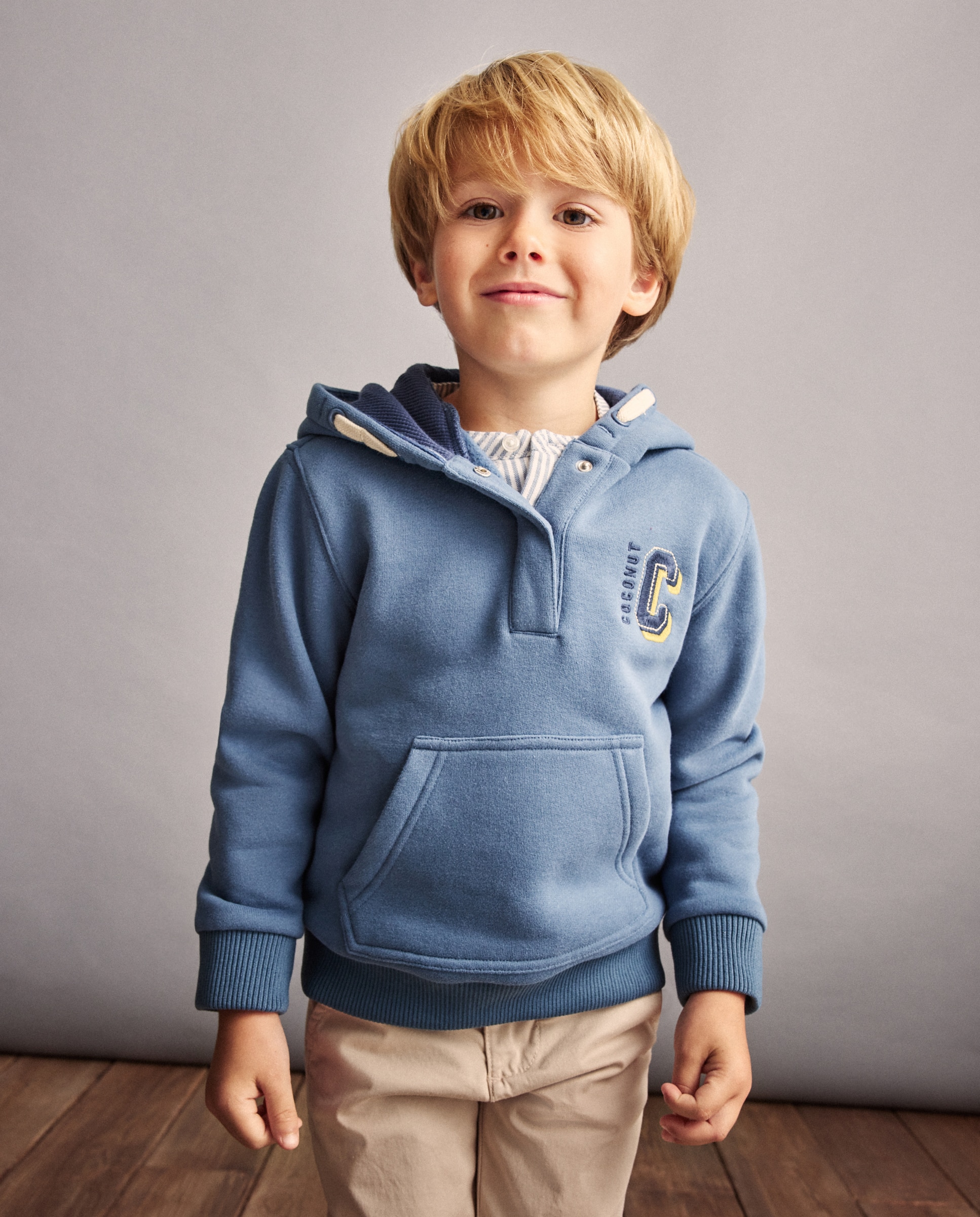 Imagem 0 de Sweatshirt de Capuz com Carcela, Estampado Posicional de Fantasia e Bolso Canguru