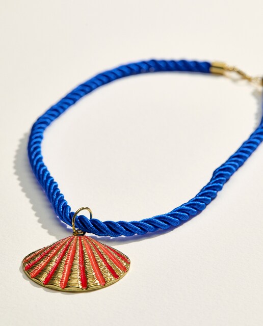 Collar con detalle de charm
