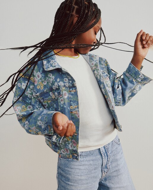 Imagen 0 de Cazadora vaquera de niña con flores