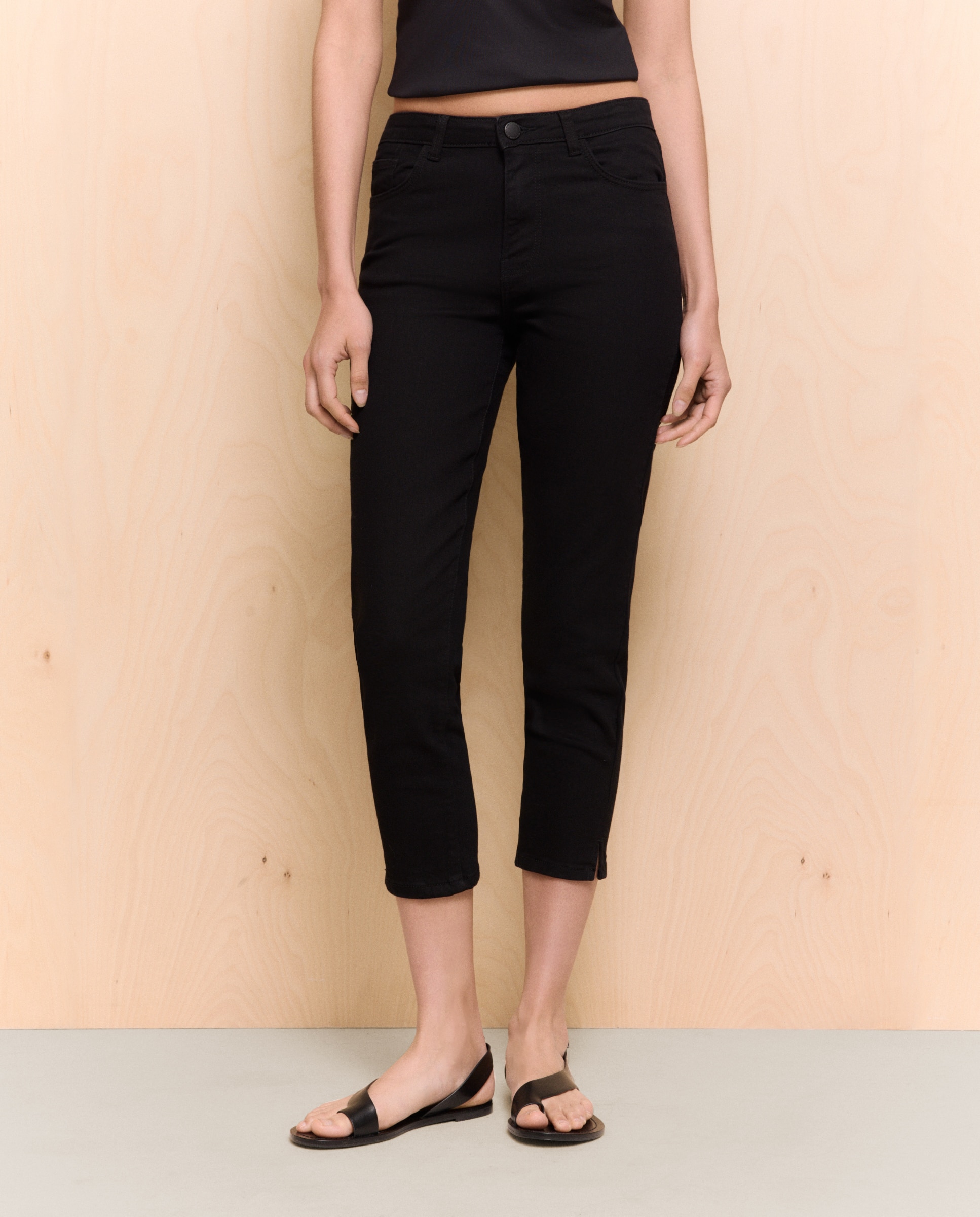 Jeans Capri com Cintura Média Preto-2