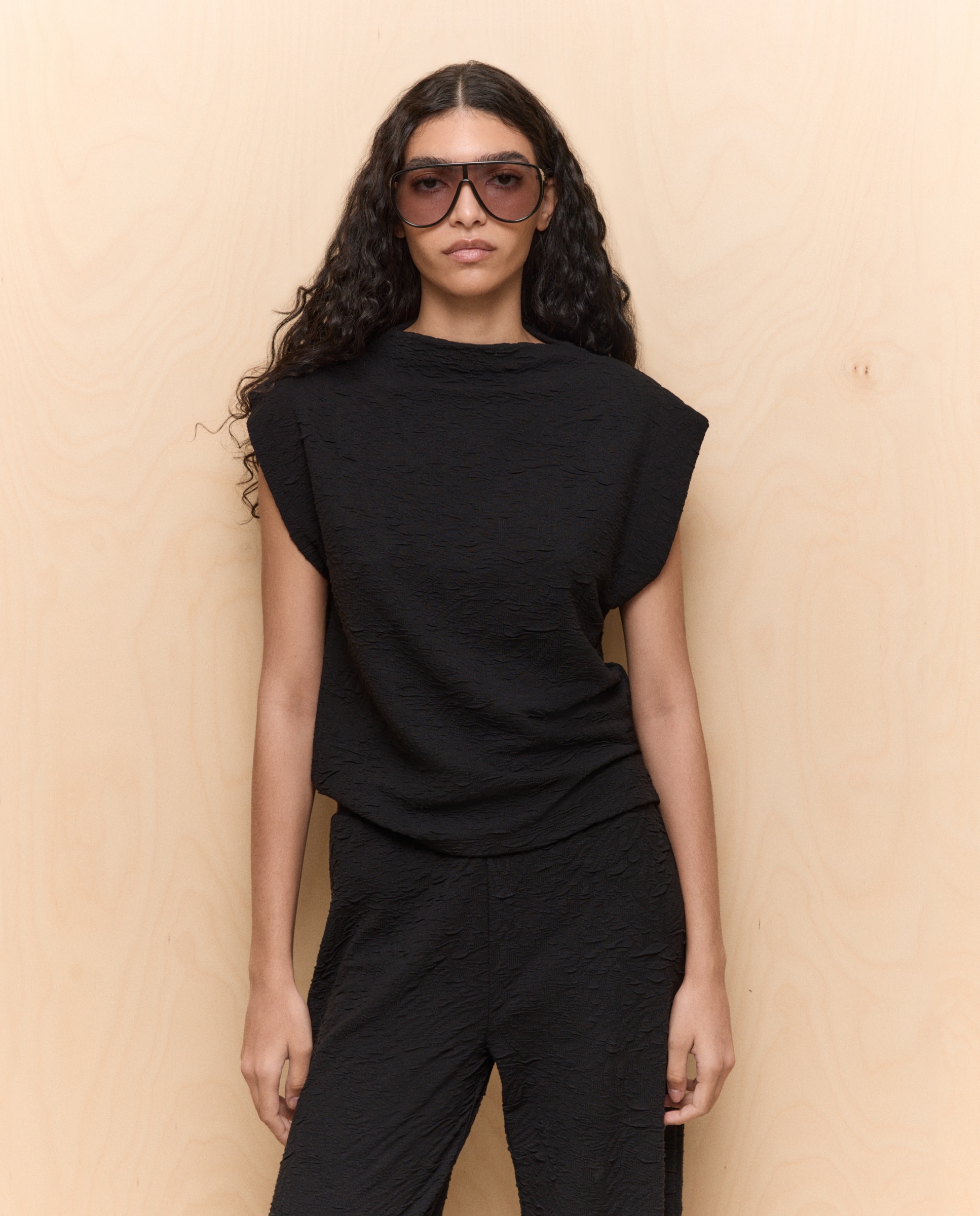 Imagen 0 de Camiseta de mujer sin mangas tejido estructura Negro