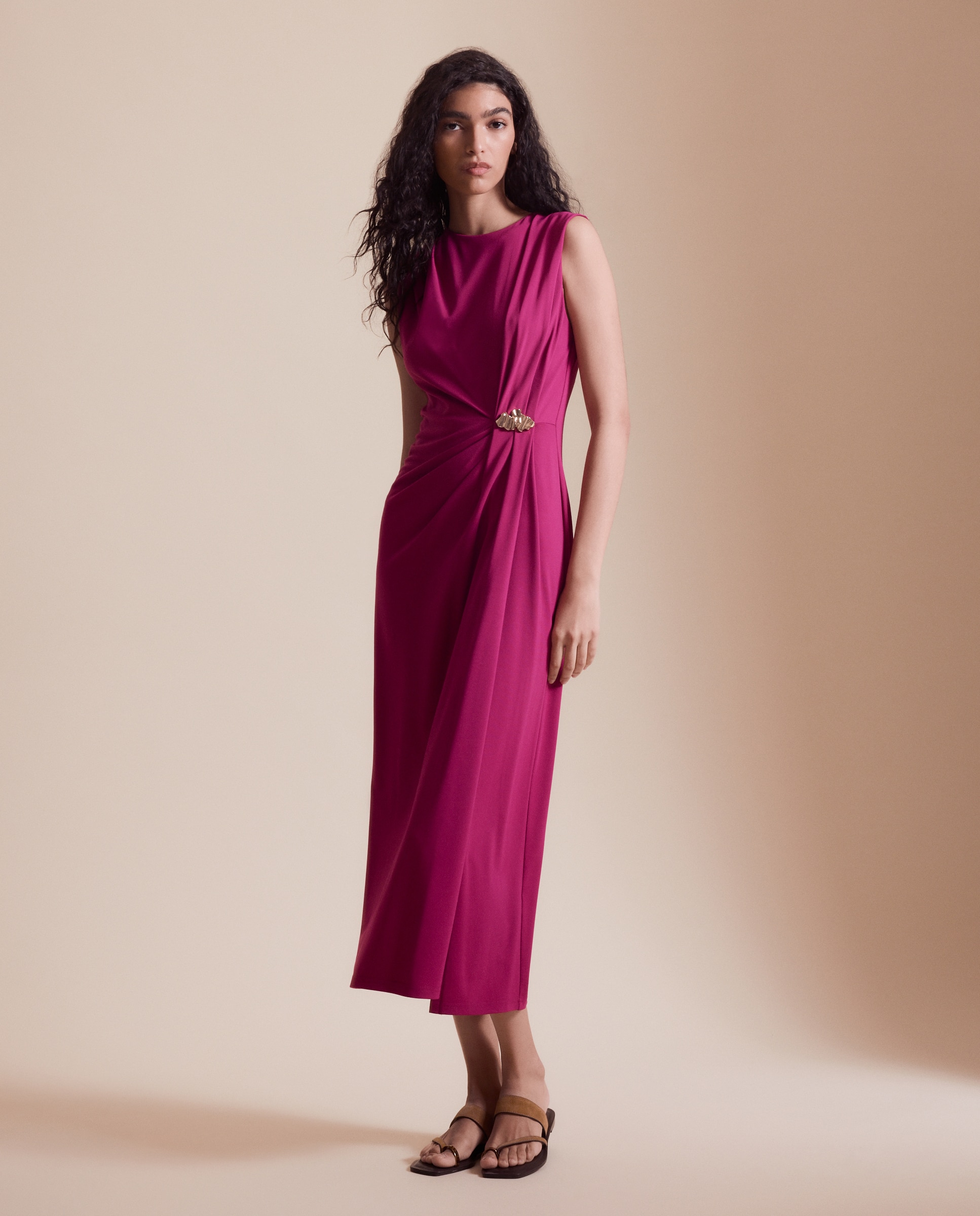 Imagem 0 de Vestido Midi sem Mangas com Pregadeira